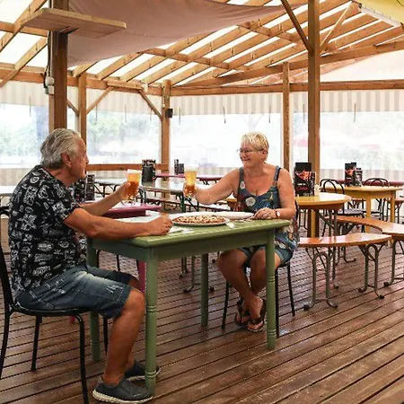 Mobil-home Confortable Avec 2 Et Cuisine Equipee - Api-1-52-481 * Les Achards (Vendee)
